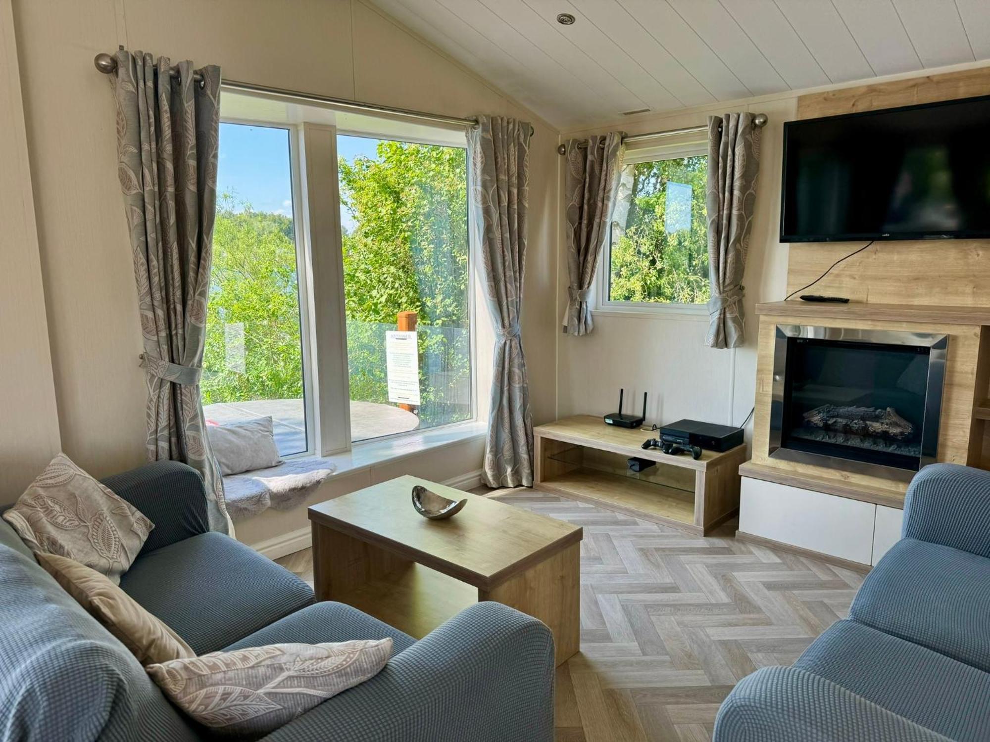 Fable Lodge Tattershall Lakes - Luxury Lakeside Lodge With Hot Tub Ngoại thất bức ảnh