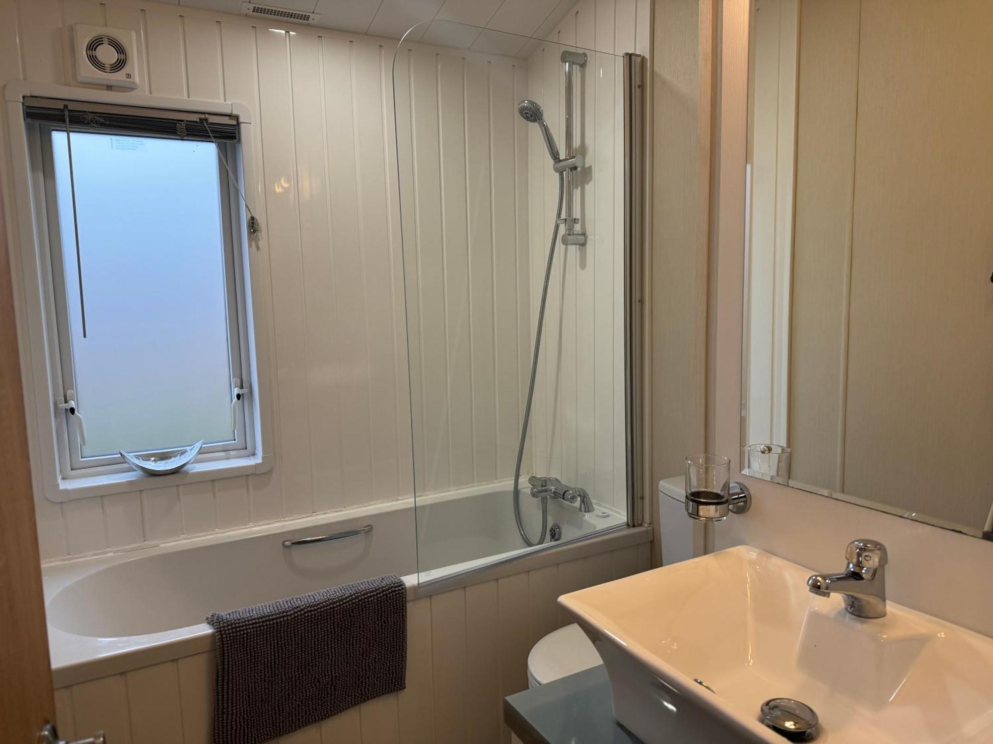 Fable Lodge Tattershall Lakes - Luxury Lakeside Lodge With Hot Tub Ngoại thất bức ảnh