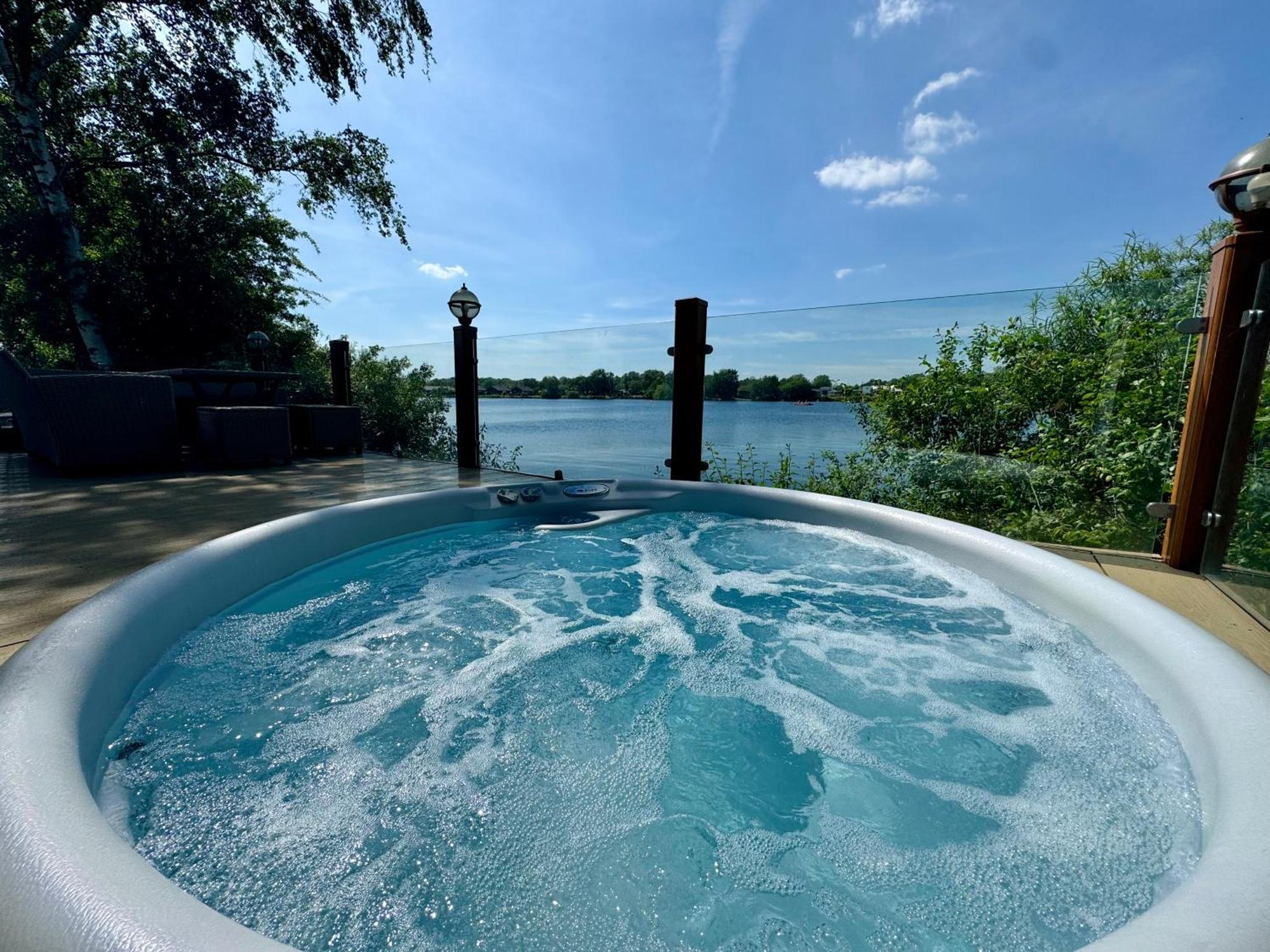 Fable Lodge Tattershall Lakes - Luxury Lakeside Lodge With Hot Tub Ngoại thất bức ảnh